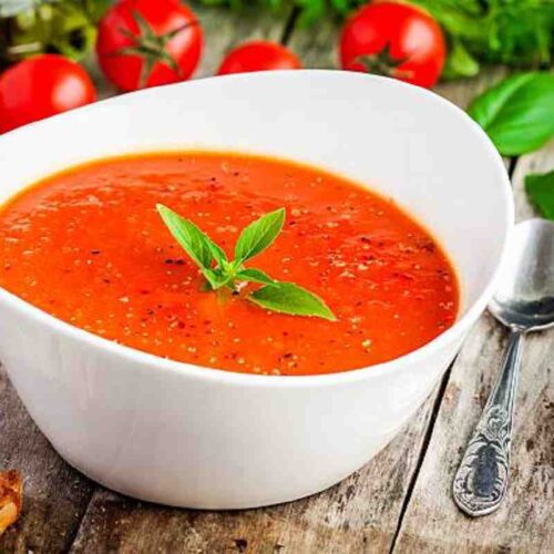Soup maker blending tomato soup.