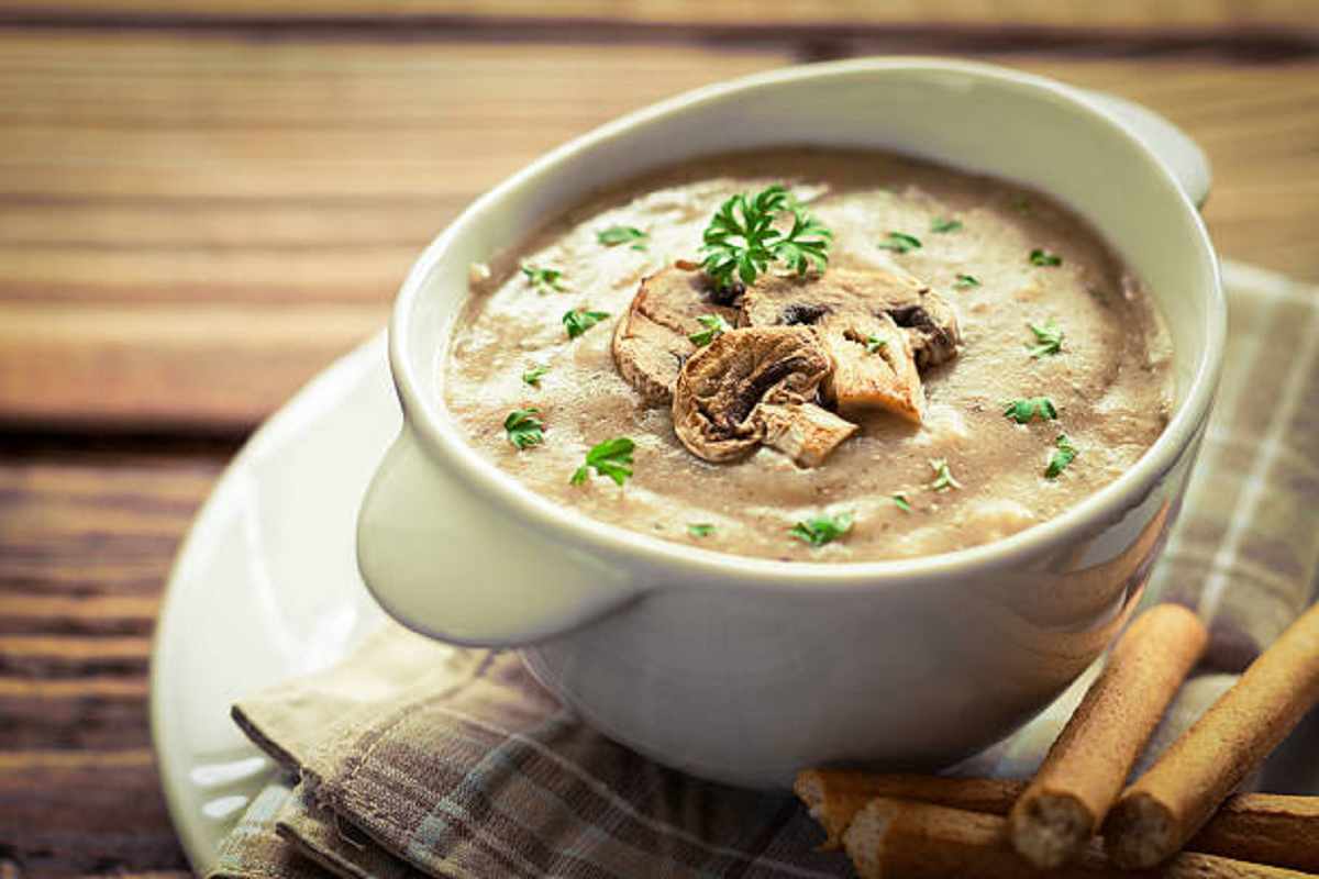 Mary Berry's Easy Mushroom Soup – A Hearty Bowl of Comfort!