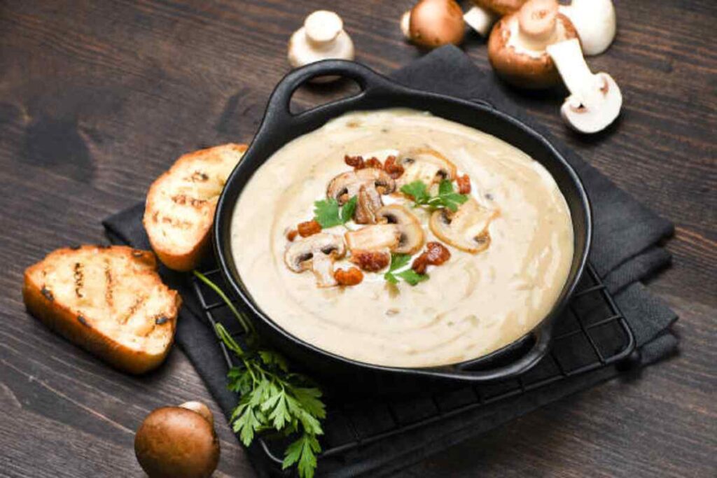 Mary Berry's Easy Mushroom Soup – A Hearty Bowl of Comfort!